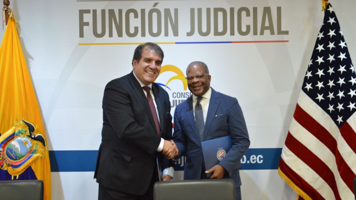 El presidente de la Judicatura, Álvaro Román, y el subsecretario Todd Robinson.