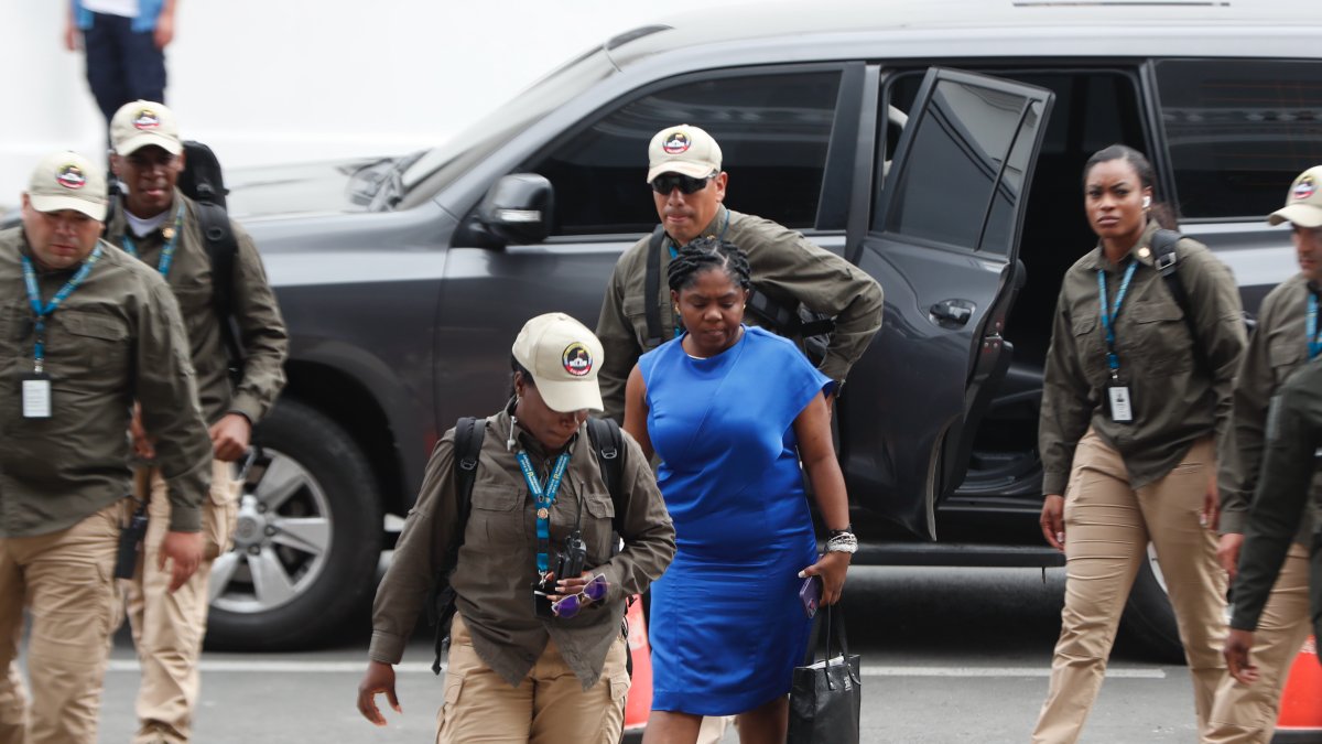 La vicepresidenta de Colombia Francia Márquez (c) llega a un encuentro con integrantes del Consejo de Seguridad de las Naciones Unidas hoy, en Buenaventura (Colombia).