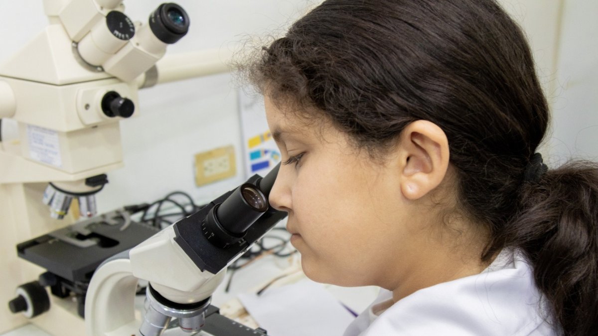 Una niña utiliza un microscopio en uno de los semilleros que cada año impulsa la Espol a través de programas como el Parque Ajá.
