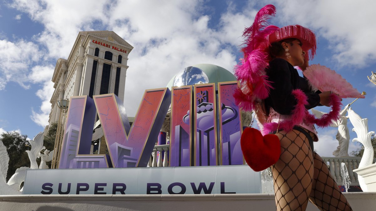 Las calles de Las Vegas lucen con cientos de aficionados y turistas que han llegado especialmente para el partido de NFL.