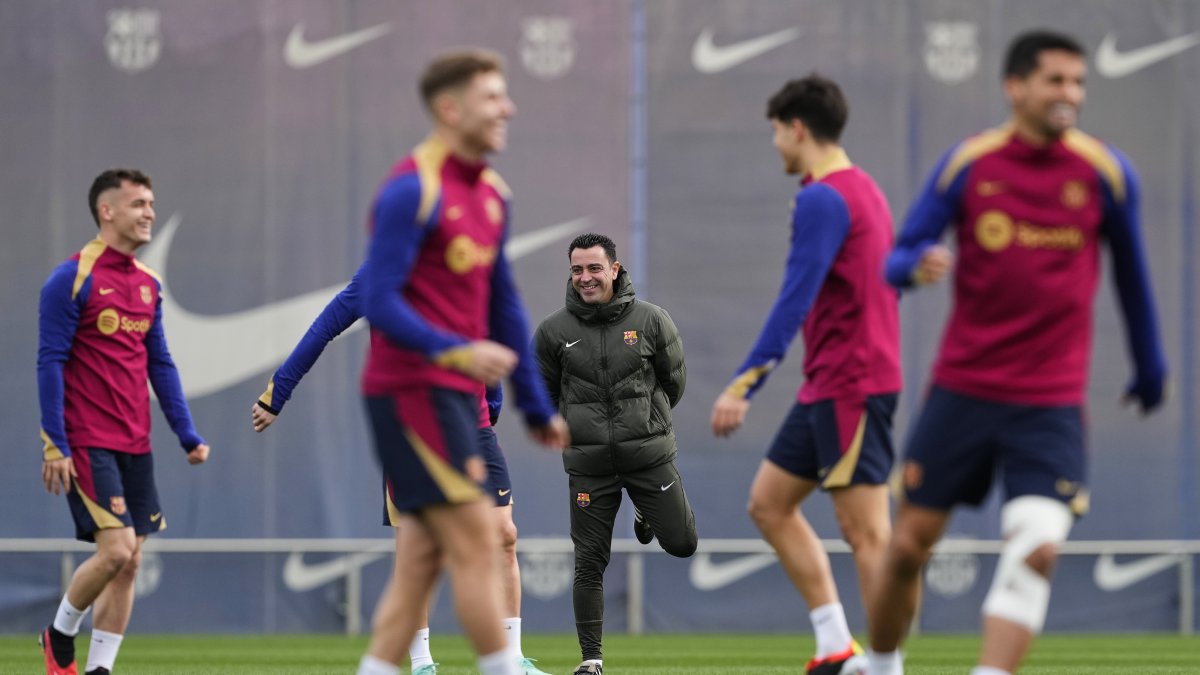 El entrenador del FC Barcelona, Xavi Hernández durante el entrenamiento del equipo en la ciudad deportiva Joan Gamper este sábado 10 de febrero.