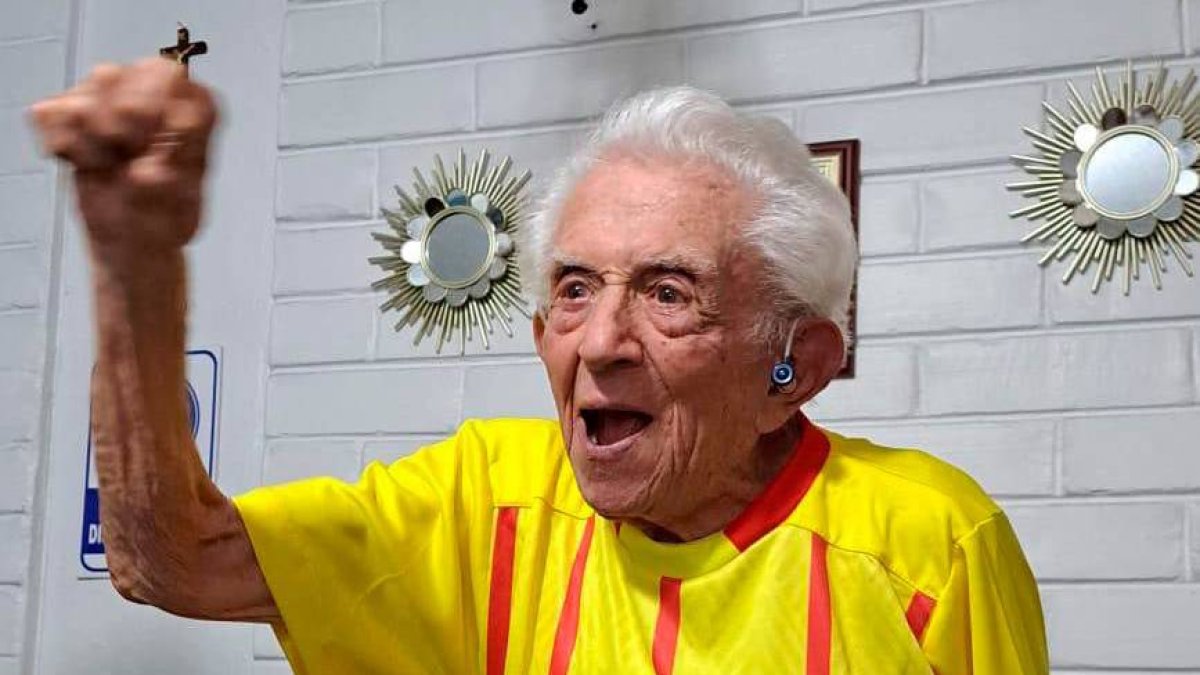 Leopoldo Iturralde lucía feliz la camiseta de su querido Aucas al que pudo ver campeón en 2022.