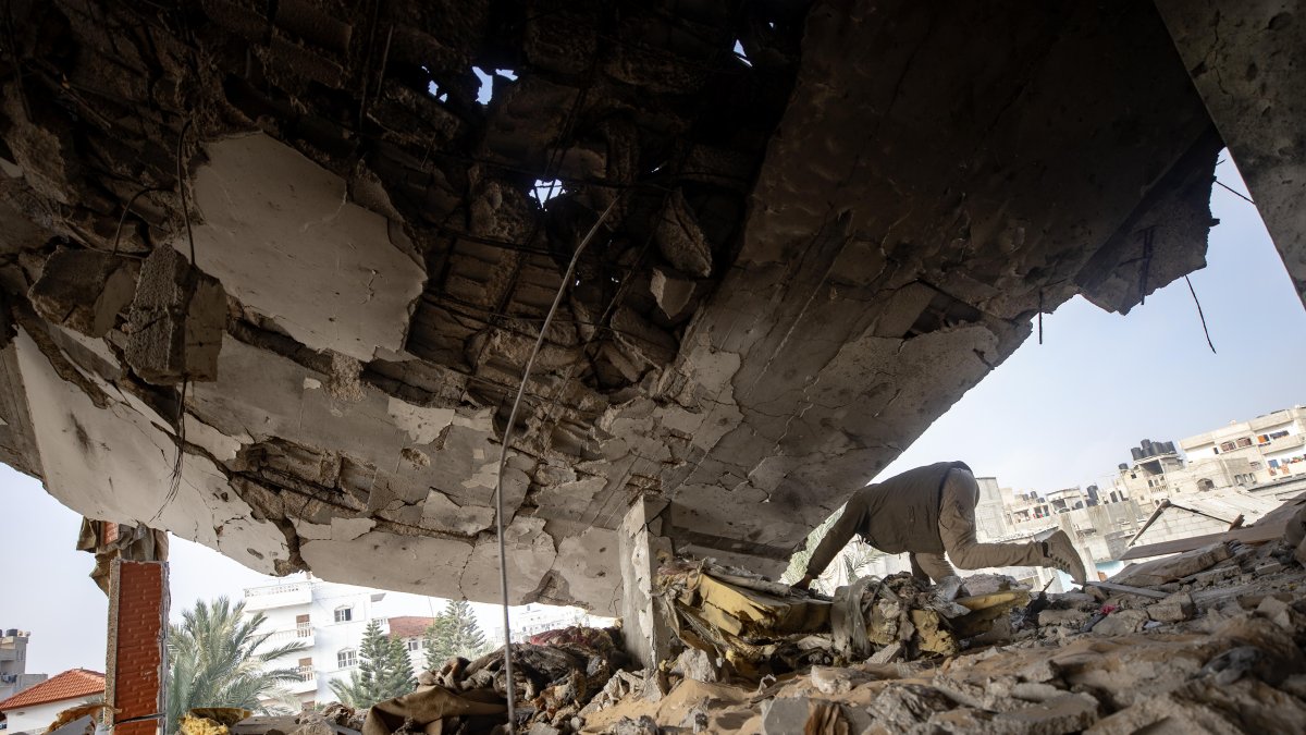 Un palestino de la familia Ghannam comprueba los daños en el interior de la casa familiar tras un ataque aéreo israelí que alcanzó el campo de refugiados de Rafah, en el sur de la Franja de Gaza.