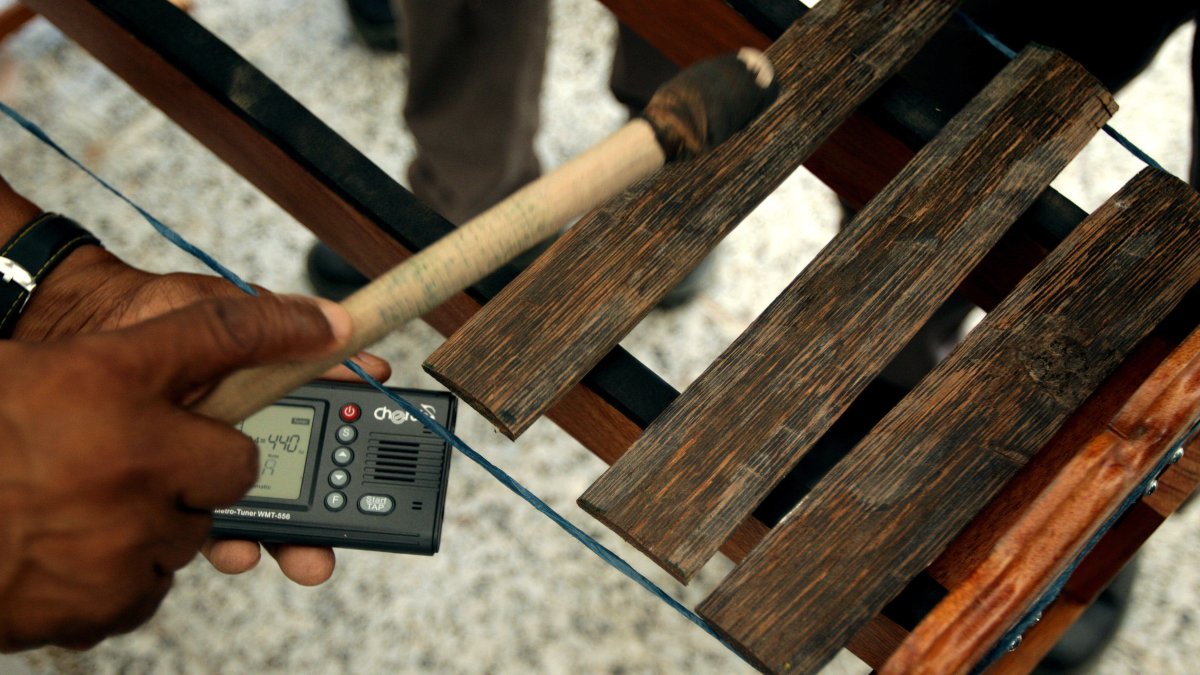 Tumaco. Un músico colombiano afina la marimba. El cambio social debe llegar a través de la cultura.