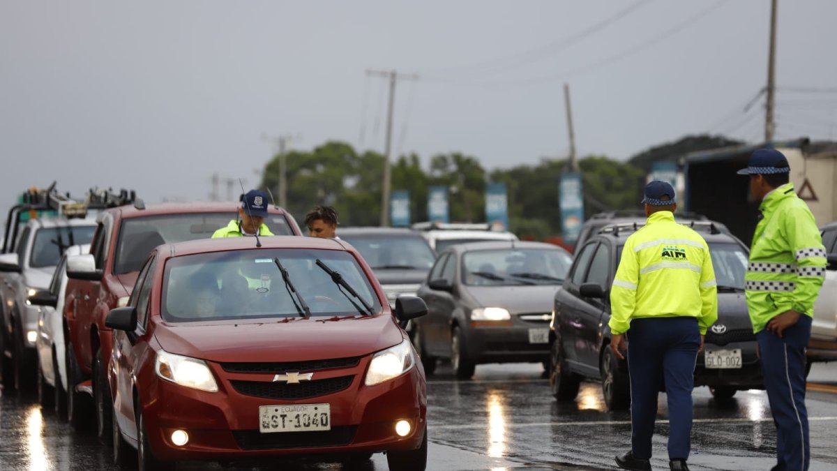 Autoridades realizan controles sobre todo en los peajes.