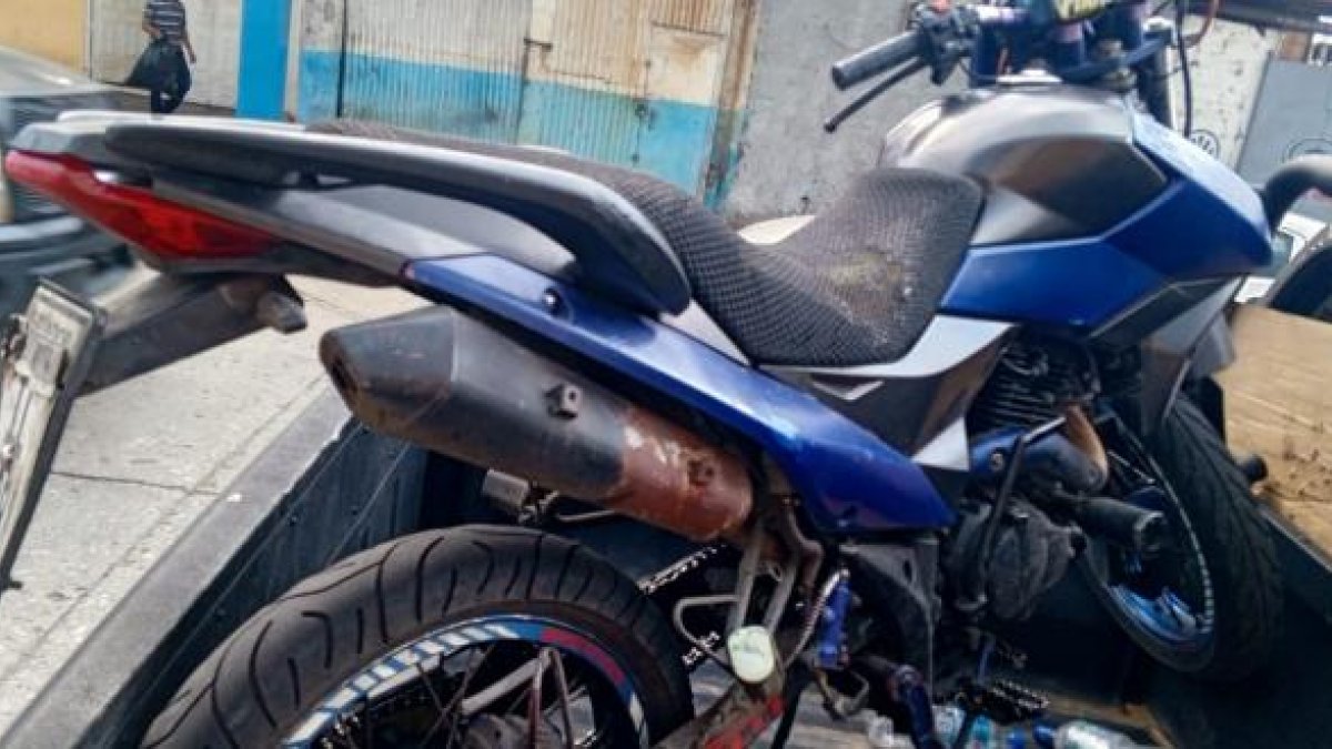 Hecho. Esta motocicleta es parte de las evidencias halladas.
