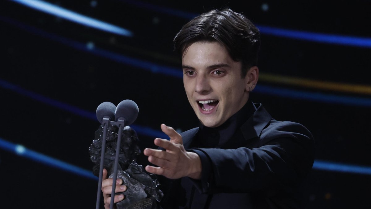 El actor argentino Matias Recalt tras recibir el Goya a ´Mejor actor revelación.