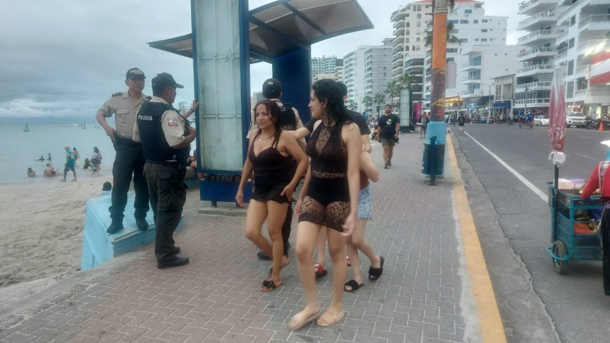 Los turistas llegan a las playas peninsulares.
