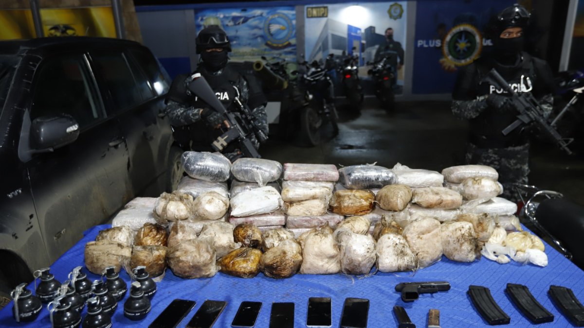 Los detenidos fueron presentados junto con lo decomisado.