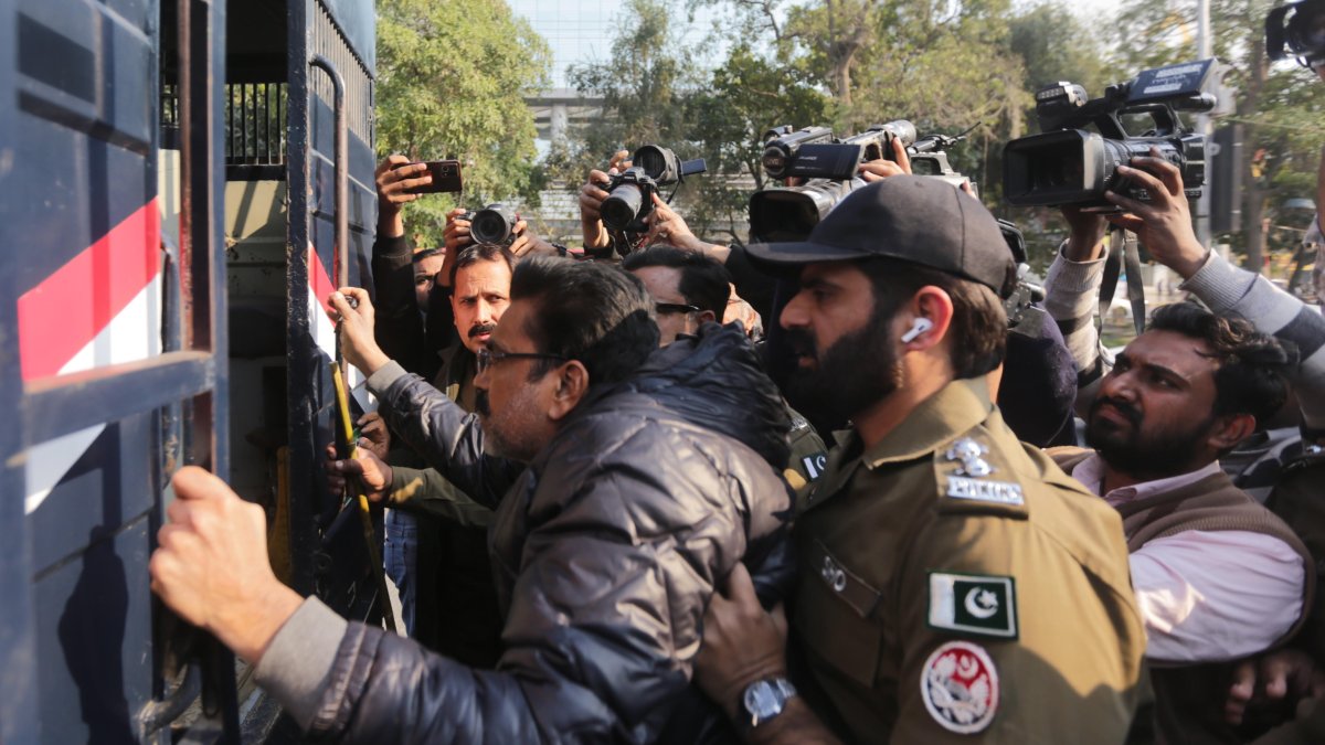 La policía paquistaní detiene a partidarios del partido político Pakistan Tehrik-e-Insaf (PTI), que se reunieron para protestar porque alegan fraude en las elecciones generales, en Lahore, Pakistán.