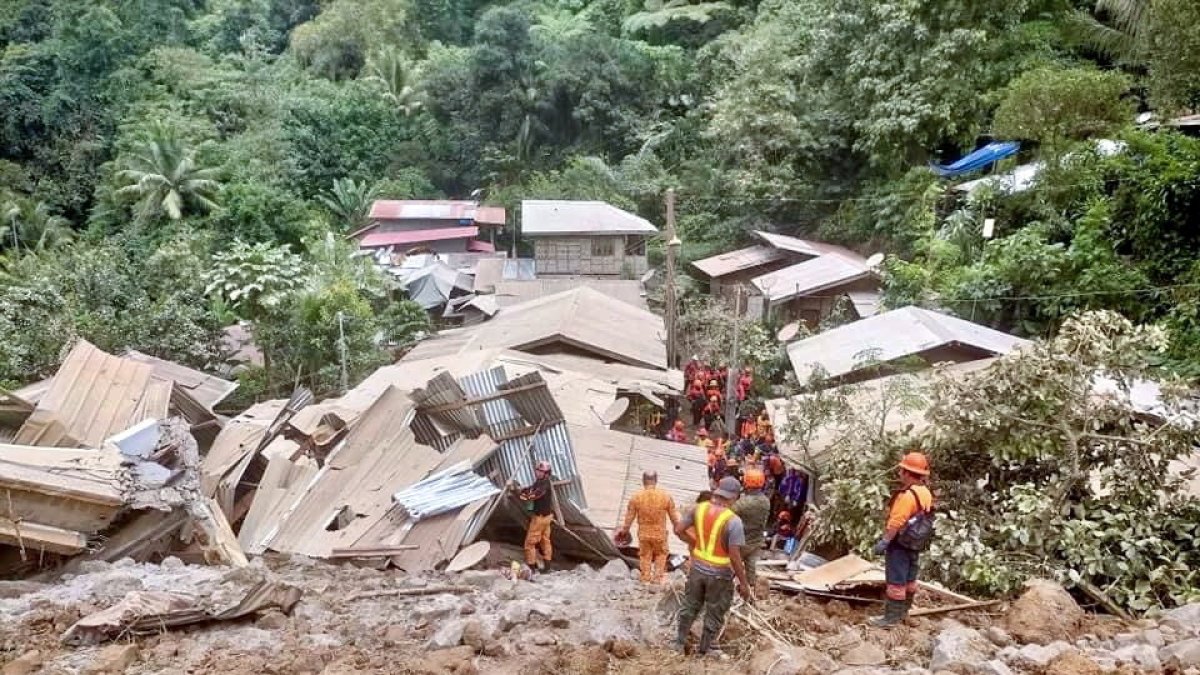 Los equipos de rescate tratan de localizar supervivientes tras el corrimiento de tierra en la sureña isla filipina de Mindanao