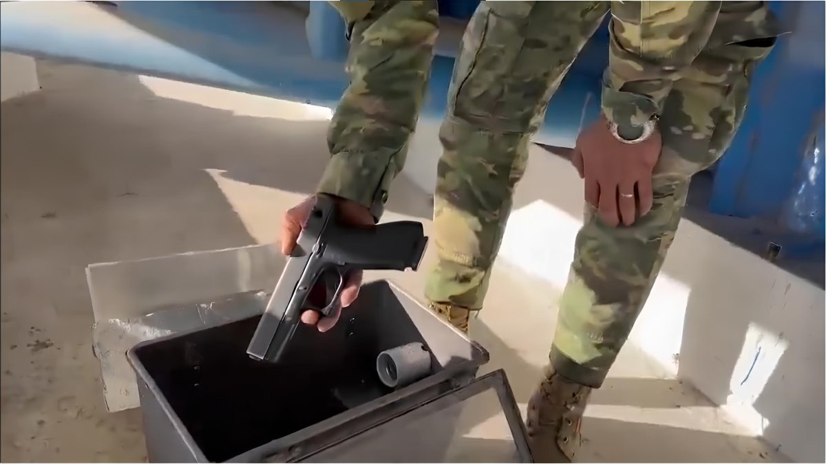 En la cárcel de Cotopaxi, los militares hallaron un arma dentro de un reflector de luz de la prisión.