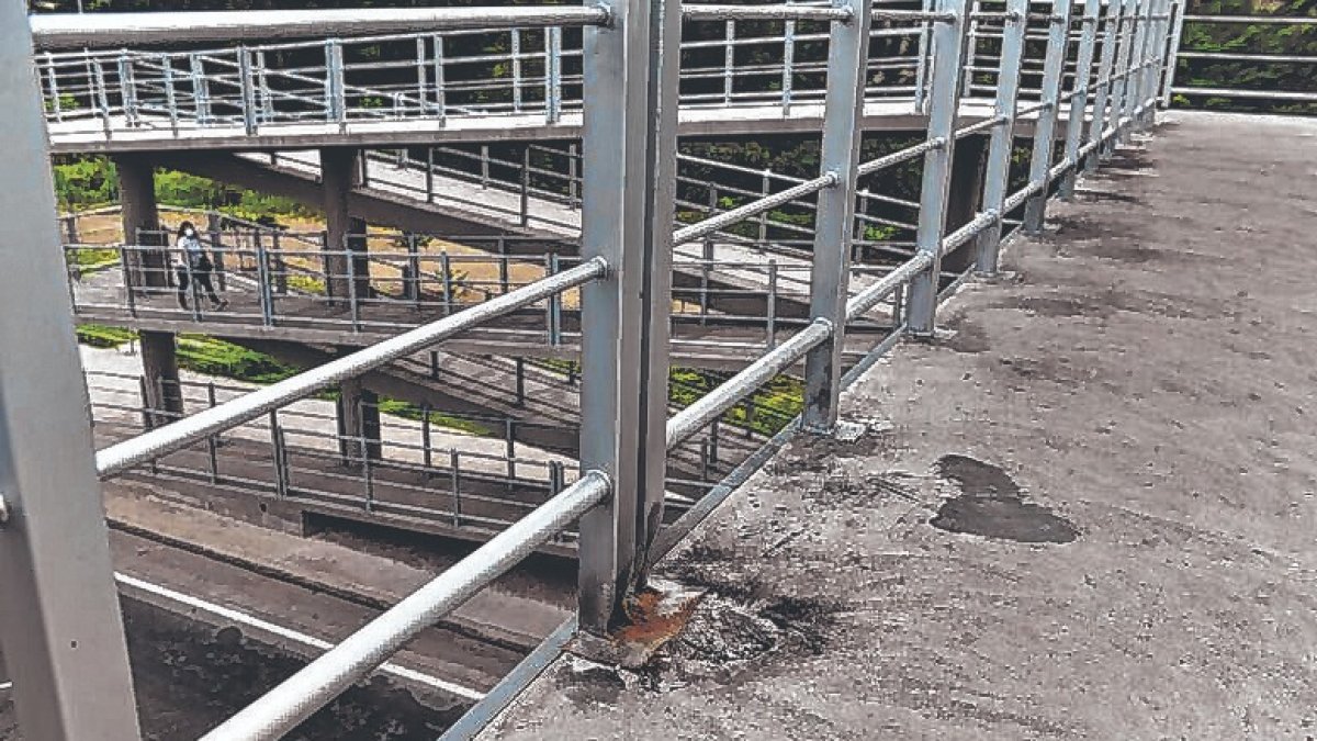 Quito: Los moradores pueden circular por los puentes atentados, según la entidad Municipal, no representa un peligro.