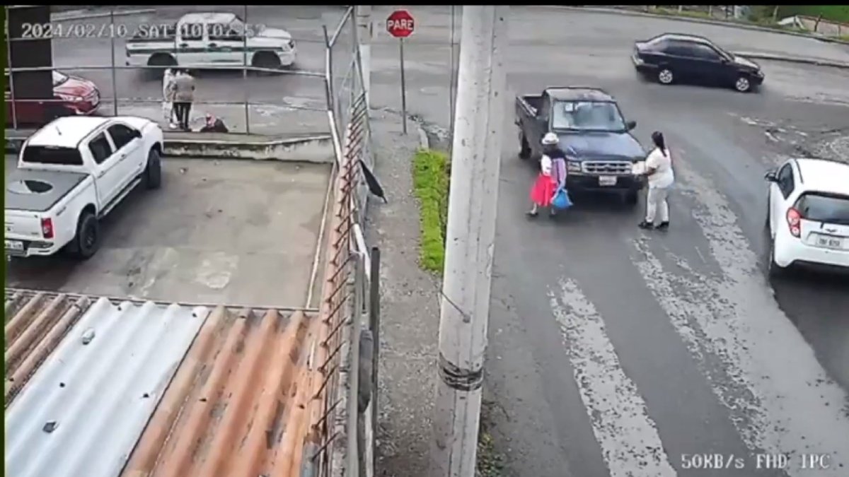 El cuerpo de la adulta mayor quedó sobre la acera, vecinos pidieron ayuda