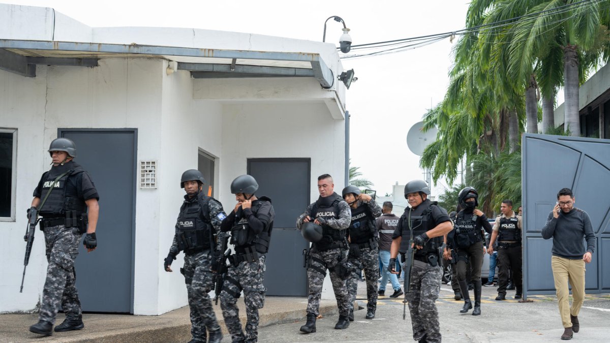 Policías y militares recorren el territorio nacional.