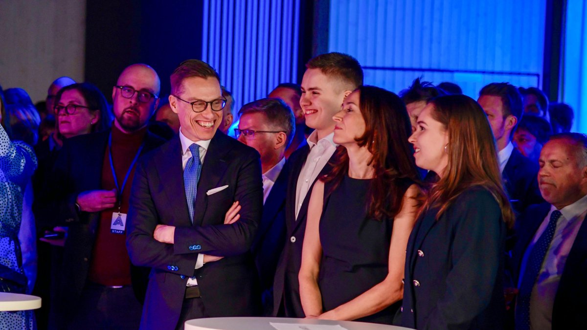 El candidato presidencial Alexander Stubb y su familia se encuentran en la fiesta electoral en el centro de eventos Little Finlandia durante la segunda vuelta de las elecciones presidenciales.