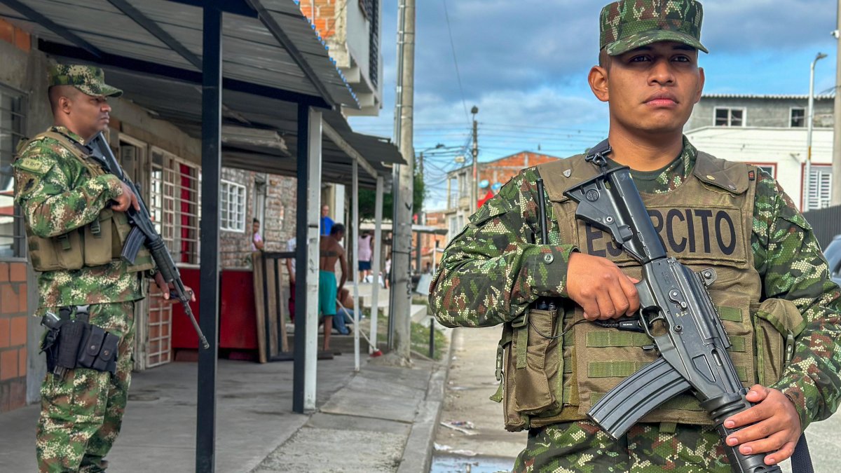Fotografía cedida por el Ejército de Colombia que muestra soldados durante una labor de patrullaje hoy, en Tuluá, Valle del Cauca (Colombia).
