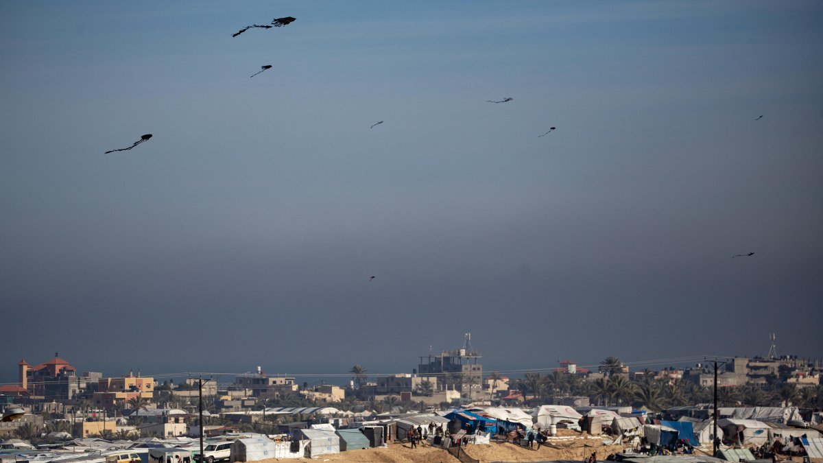 Cometas vuelan sobre el campo de refugiados de Rafah para palestinos desplazados internos en la frontera de Gaza con Egipto, sur de la Franja de Gaza.