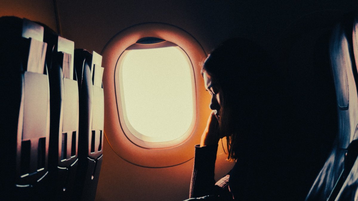 Lo ideal es dormir gran parte del viaje, pero asegurándose que el cuerpo se mantenga recostado.