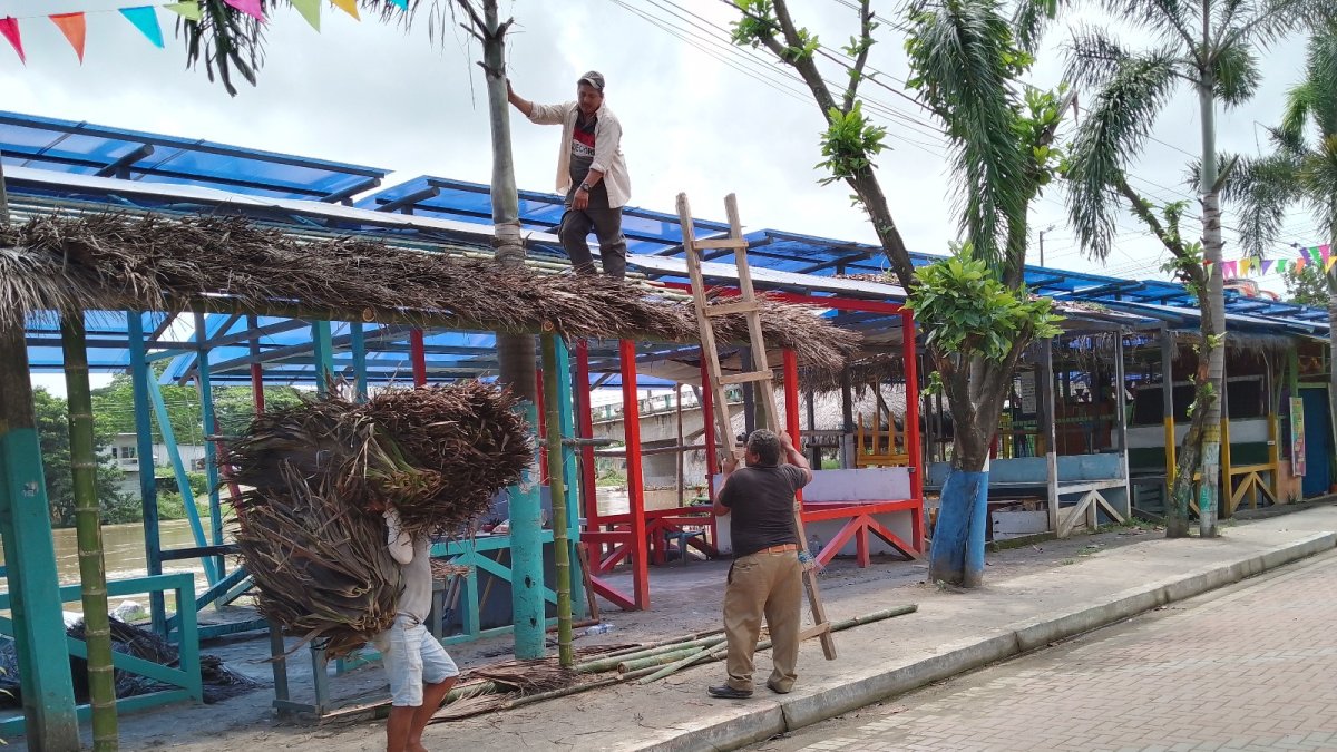 Los dueños cambiaron los techos de los locales para el feriado.