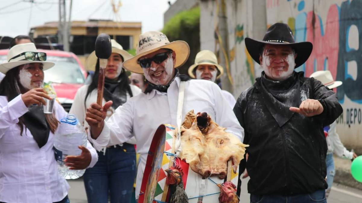 En Guaranda hubo desfiles con música y juegos con agua y harina en las calles.