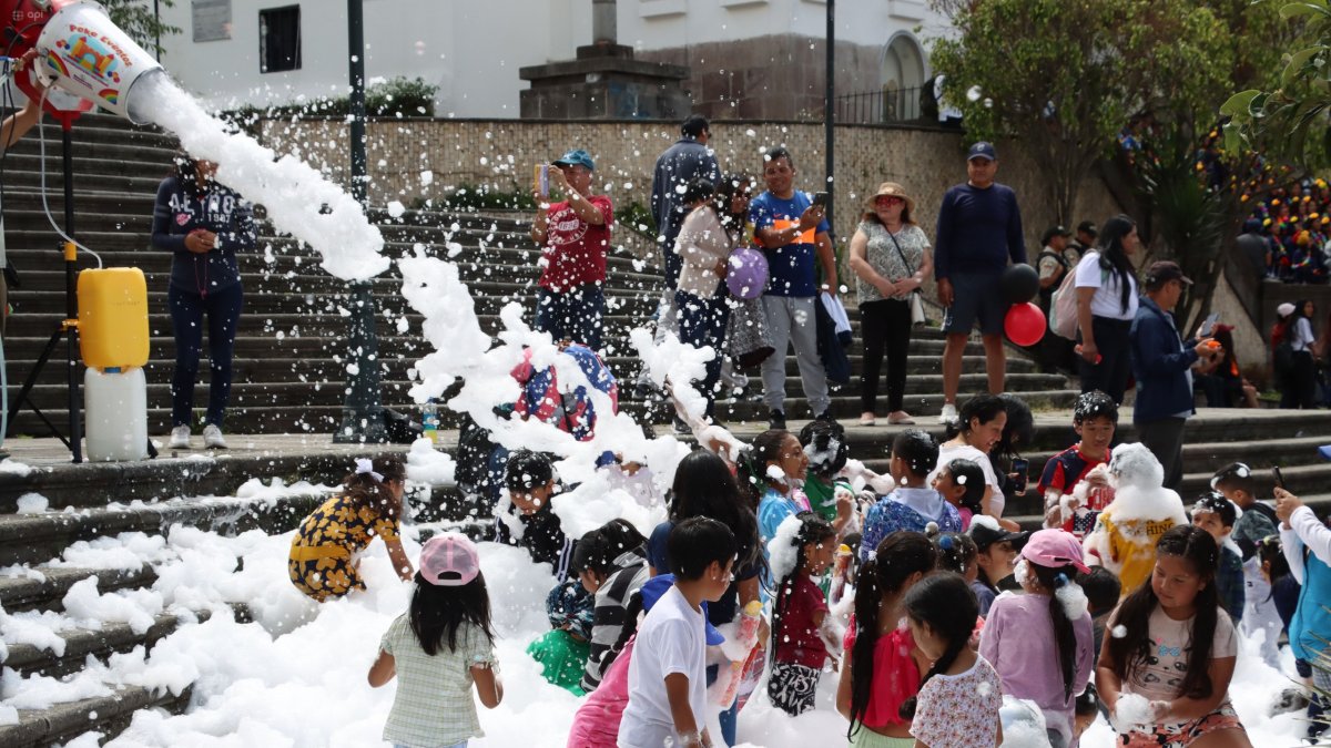 Los niños disfrutaron de la espuma carnavalera en la plaza.