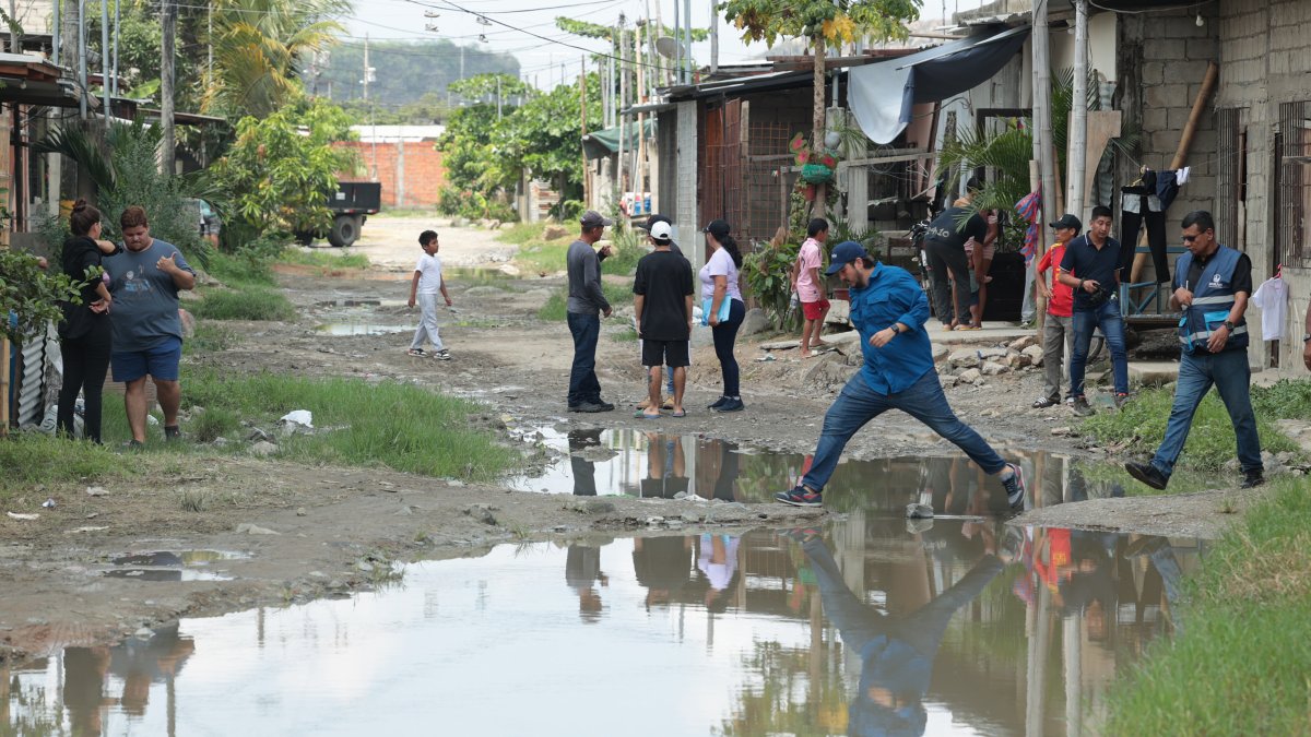 Realidad. A pesar del relleno que han hecho algunos habitantes de la cooperativa, generan grandes charcos que el propio director de Obras Públicas tuvo que saltar para movilizarse por el sector.