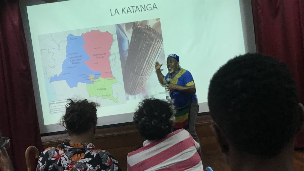 El educador, artista e investigador afroecuatoriano Ibsen Hernández Valencia da una charla magistral sobre el origen del negro en Ecuador. Uno de los aportes es la catanga y la tunda.