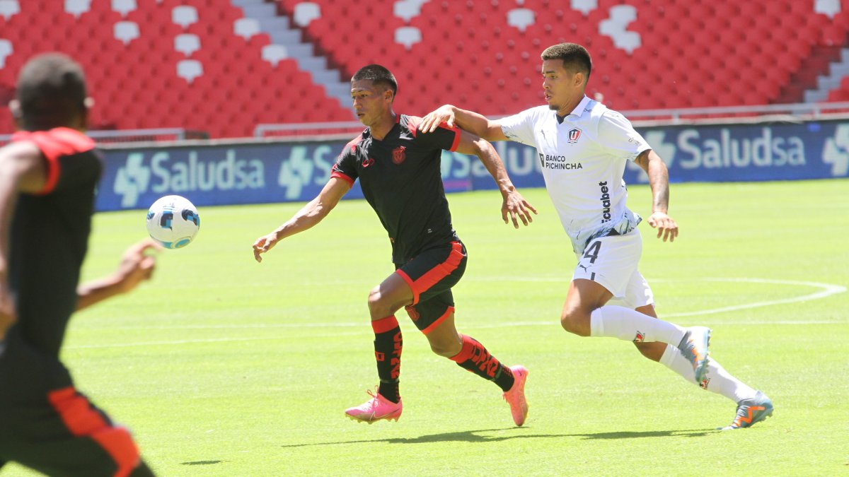 El zaguero argentino Andrés Zanini (d) durante el juego amistoso ante Técnico Universitario.