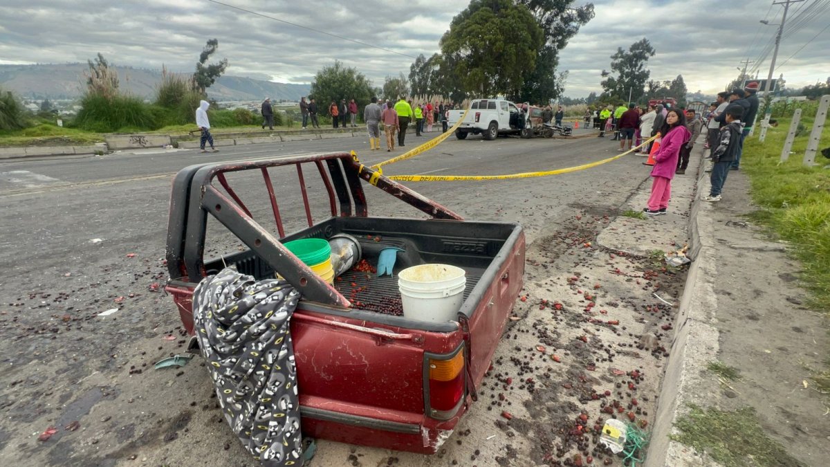 Producto del choque, una parte de la camioneta quedó destrozada sobre la calzada
