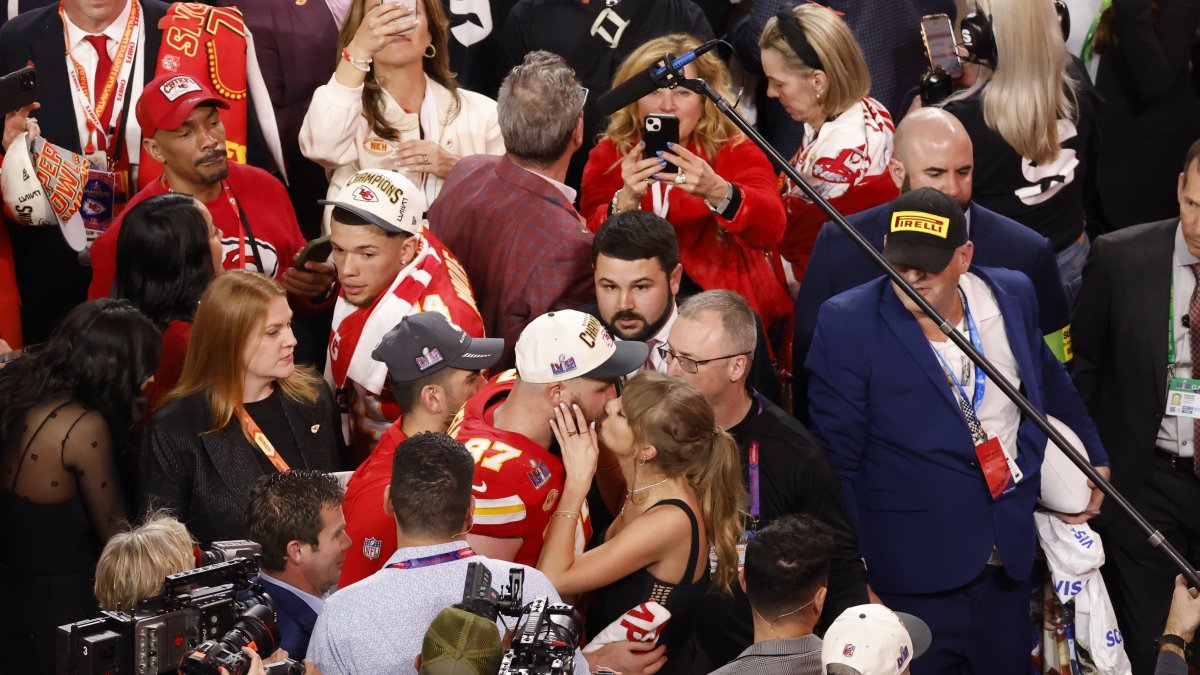 Le dio un gran beso a Travis Kelce.