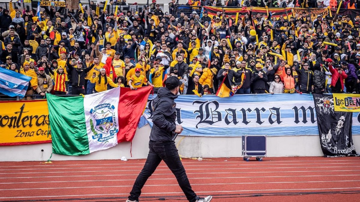 Una locura, el estadio Hinchliffe estuvo a reventar de los hinchas amarillos que disfrutaron el show de Daniel Betancourth.