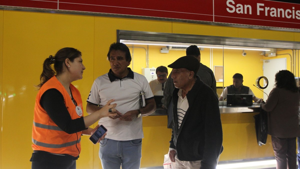 En las 15 estaciones se encuentran los funcionarios que llevan un chaleco naranja. Ellos se encargan de vigilar la seguridad operacional y garantizar la buena experiencia de los usuarios