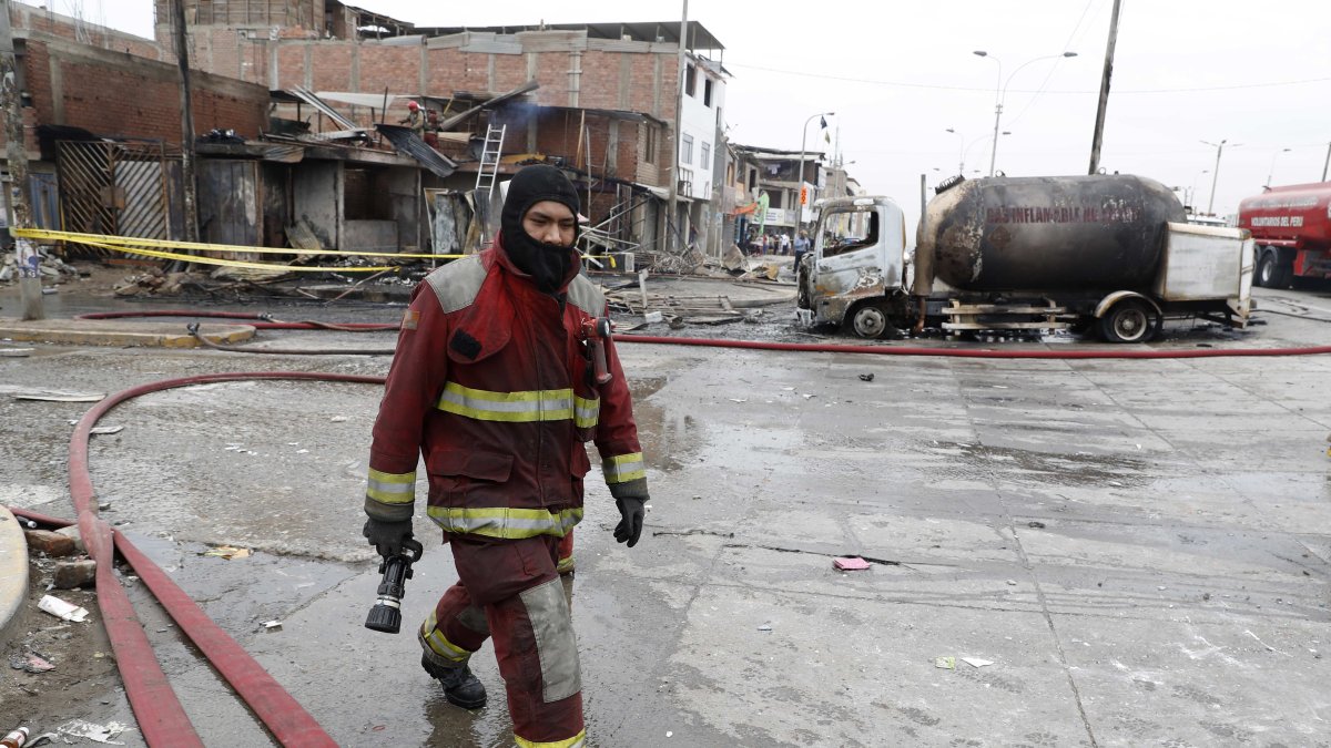 Un elemento de Bomberos de Lima recorre una zona urbana afectada por una emergencia.