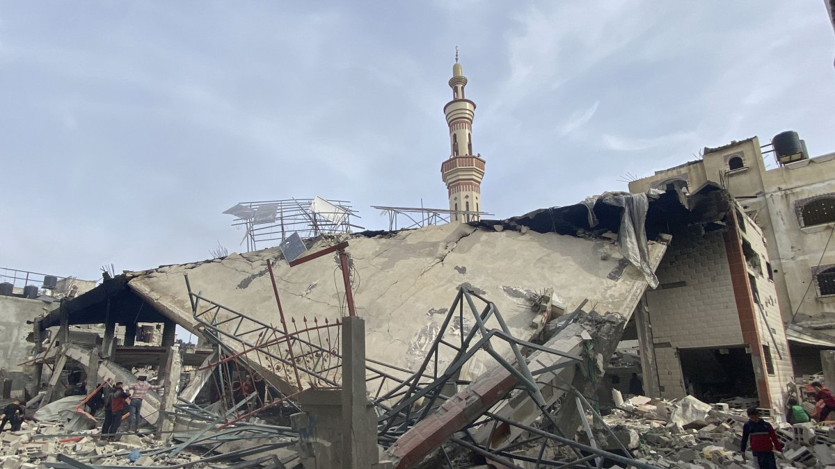 Destrozos en la mezquita de Al Hudda, en Rafah, este lunes 12 de febrero de 2024. Unas 164 personas murieron y otras 200 resultaron heridas por ataques israelíes en varios puntos de Gaza.