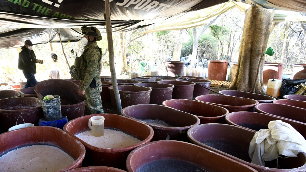 Soldados del Ejército hacen presencia en un laboratorio clandestino de droga sintética, en Quiriego Sonora (México).