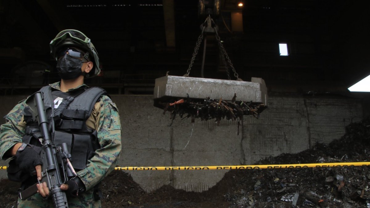 Actualmente, las armas incautadas a los delicuentes son destruídas por orden judicial.