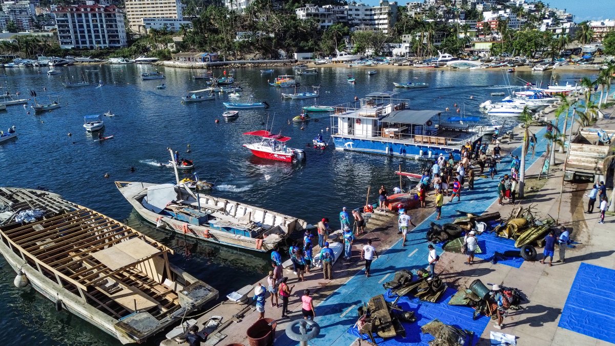 Varias personas participan en una actividad de recolección de basuras este domingo 11 de febrero de 2024, en Acapulco, en el estado de Guerrero (México).