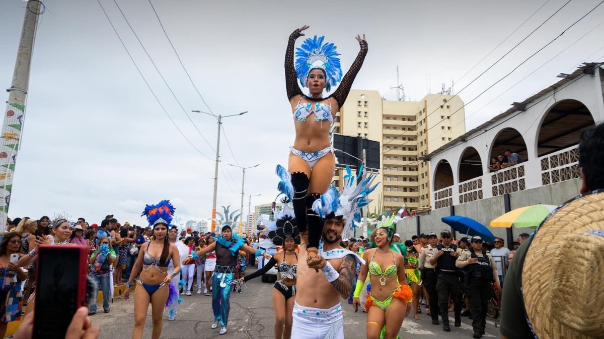 Actividad. El desfile cultural en Salinas fue uno de los que atrajo a más visitantes.