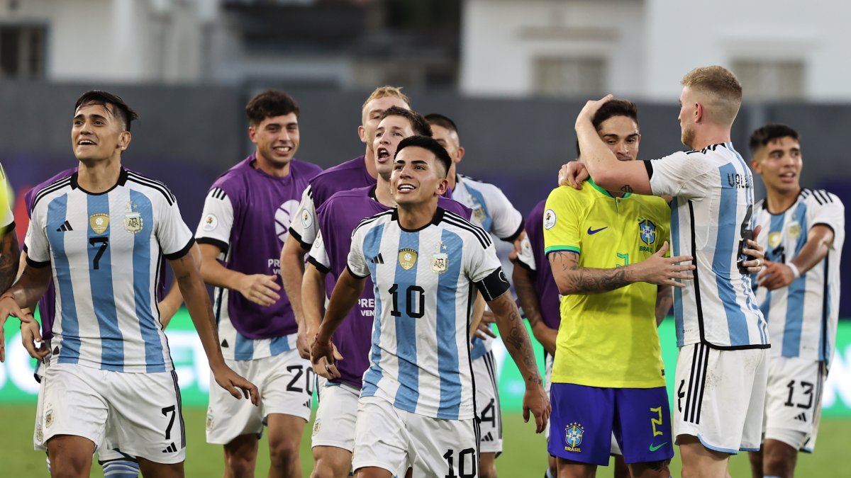 Los albicelestes y su festejo tras ganar por 1-0 a Brasil y clasificar a París 2024.