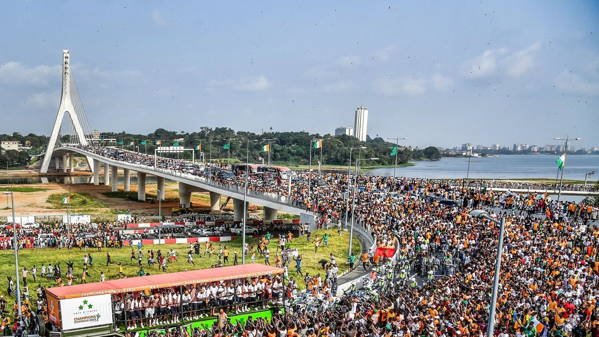 Multitudinario agasajo de hinchas marfileños a su selección.