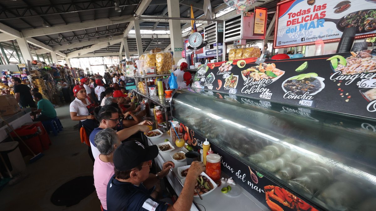 Espacios. El patio de comidas se vuelve algo incómodo durante los fines de semanas, días en que la clientela se multiplica.