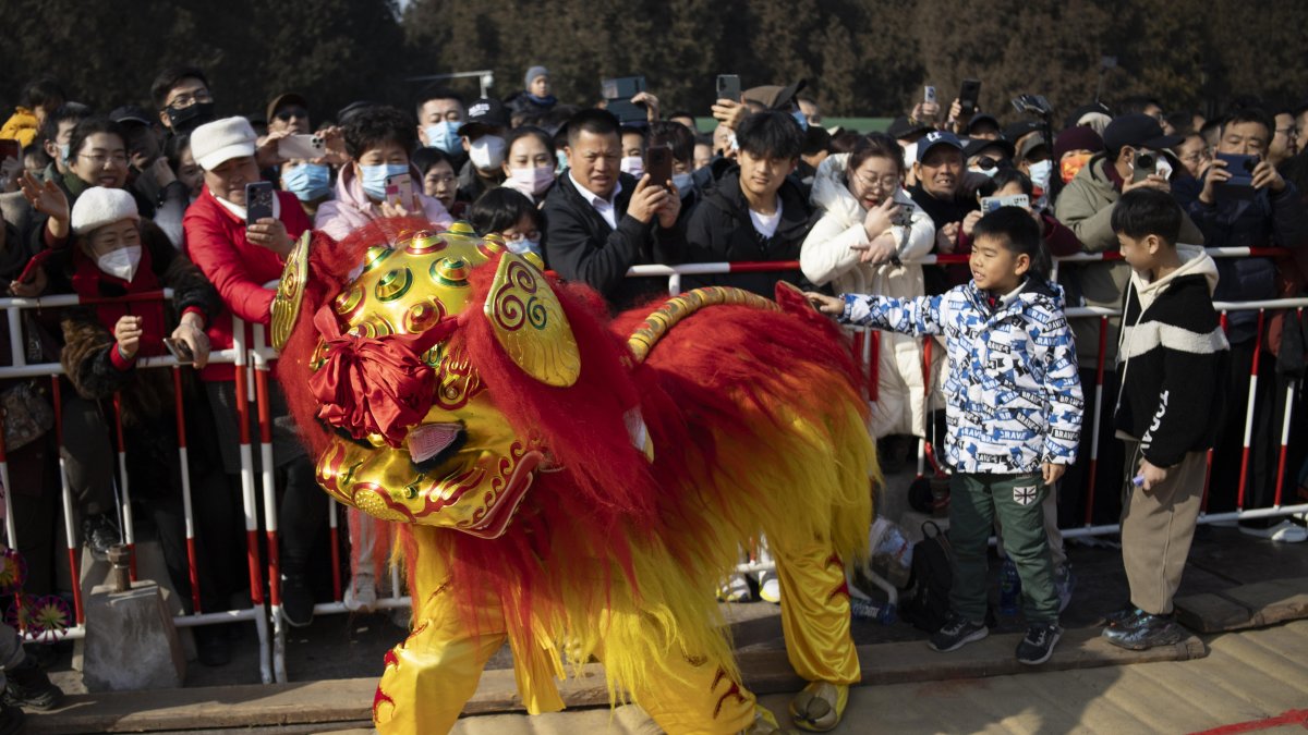 Beijing.- Un grupo de personas ven un desfile en China.