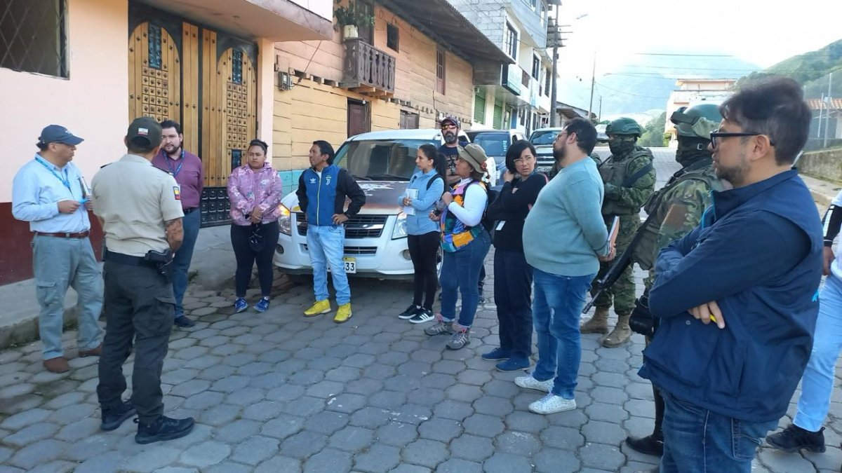 El equipo de la Defensoría del Pueblo con habitantes de Urcuquí.
