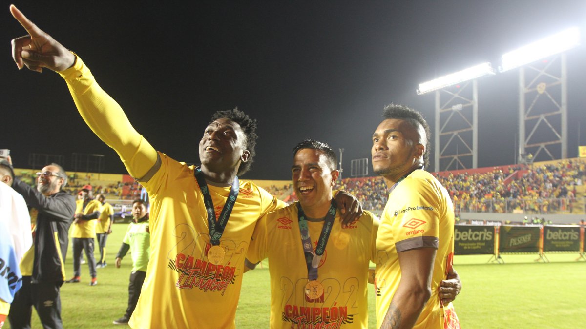 Roberto Ordóñez (i) fue campeón con Aucas en 2022. En la celebración estuvo con el entrenador César Farías (c), quien hizo que regrese al equipo principal del Papá.