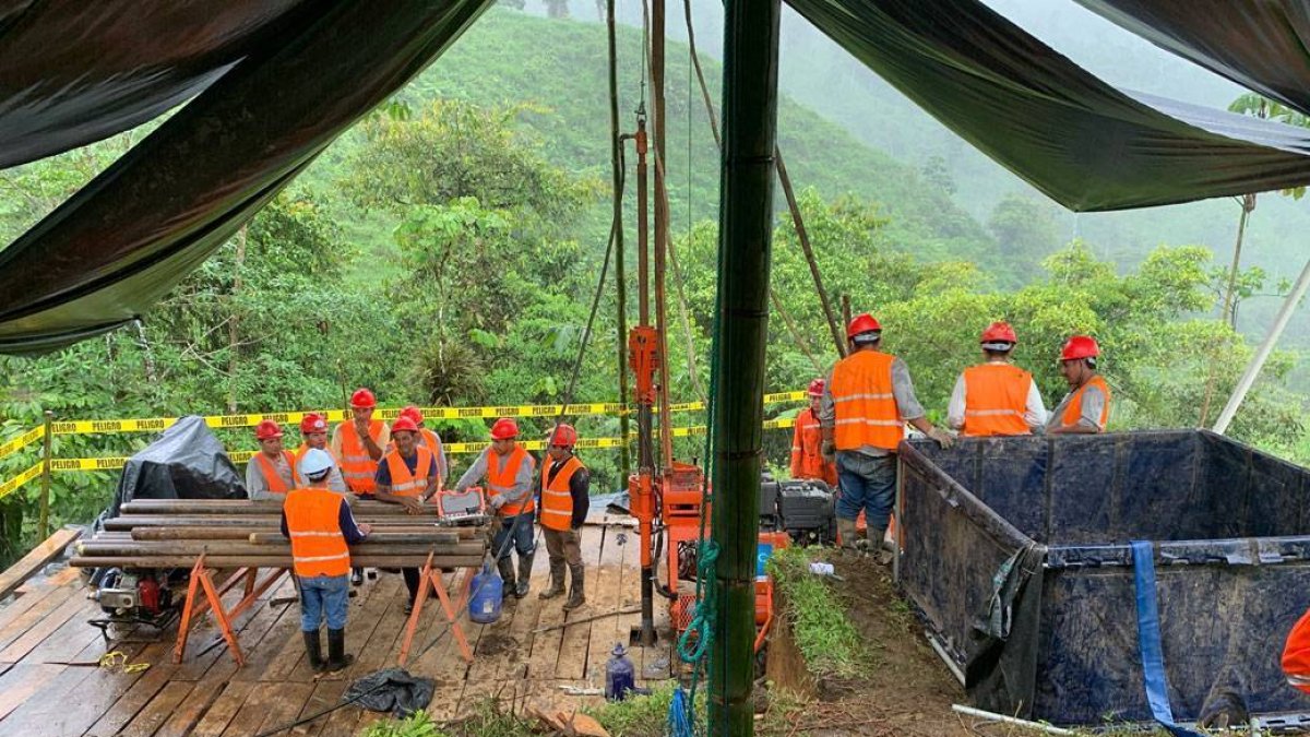 Labor. Un grupo de trabajadores en la mina Curipamba, en Bolívar.