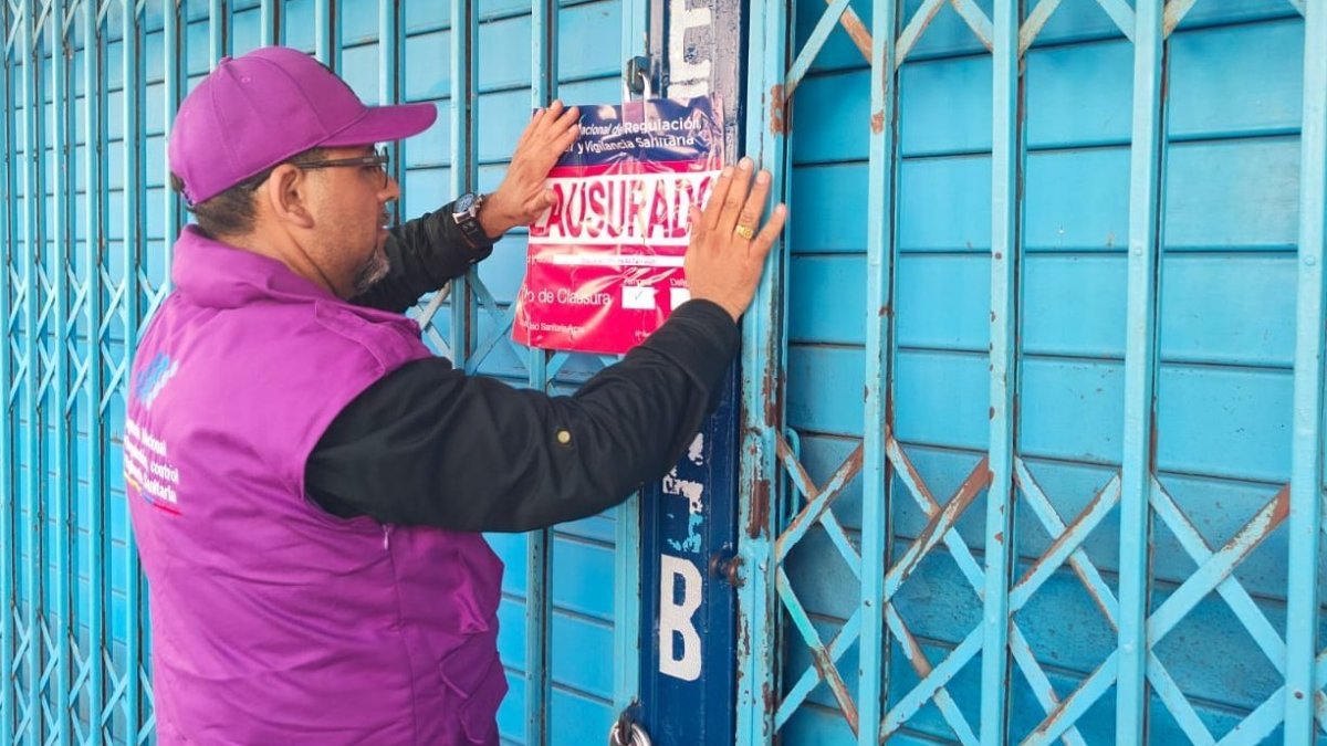 Autoridad. Arcsa clausura una tienda en el cantón de Salinas.