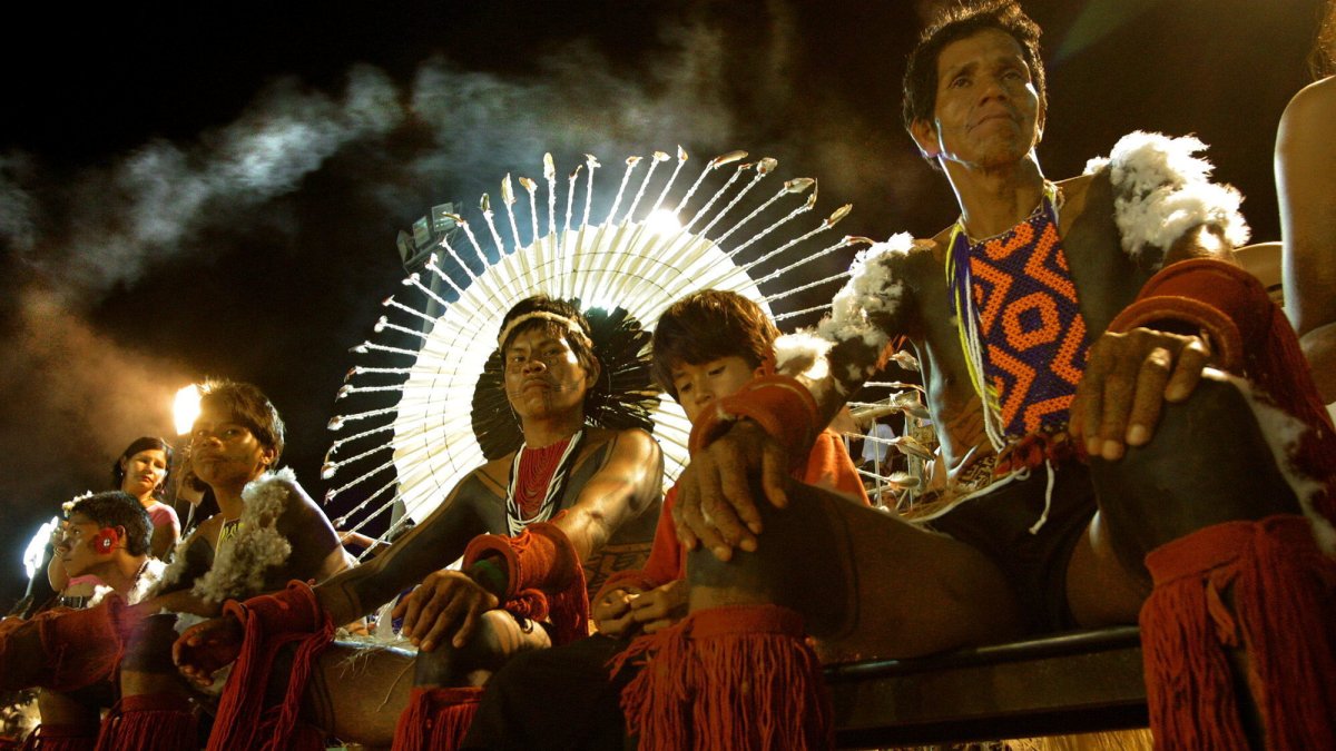 Escena. indígenas brasileños participan en una muestra nocturna durante la mayor fiesta indígena del mundo.