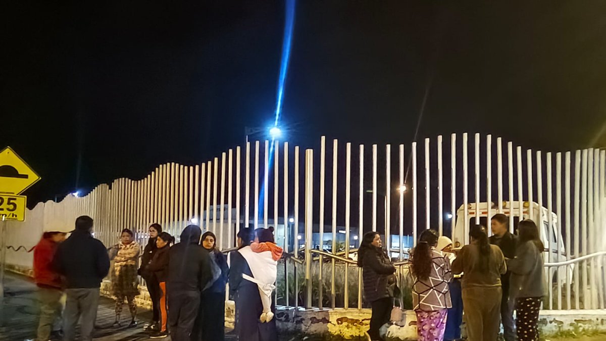 Familiares esperaban el cuerpo.