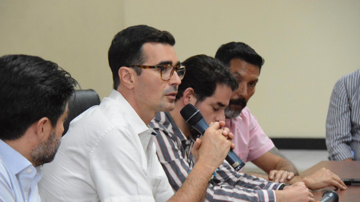 El comunicador y ministro del Deporte, Andrés Guschmer, cumpliendo agenda de territorio.